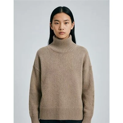 Más mian leat, Boxy Camel Turtleneck Cashmere